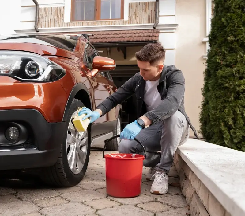 Lavage auto à domicile La Pomarède : professionnel intervenant sur un véhicule